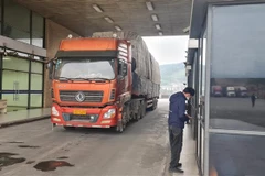 Xe thông quan qua cửa khẩu Cửa khẩu quốc tế đường bộ số 2 Kim Thành, Lào Cai. (Ảnh: Hương Thu/TTXVN)