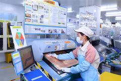 Công nhân Công ty TNHH Điện tử Meiko Việt Nam ra quân sản xuất, kinh doanh đầu năm Quý Mão 2023. (Ảnh: Văn Điệp/TTXVN)