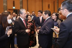 Thủ tướng Phạm Minh Chính chúc mừng Năm mới tới các đại sứ, đại biện, đại diện các cơ quan ngoại giao, các tổ chức quốc tế tại Việt Nam. (Ảnh: Dương Giang/TTXVN)