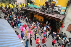 Đoàn rước dâng lễ cửa Đình từ Ngôi nhà di sản (87 Mã Mây) đi qua một số tuyến phố và dâng lễ tại đình Kim Ngân. (Ảnh: Thanh Tùng/TTXVN)