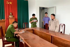 Cơ quan Cảnh sát điều tra thi hành lệnh bắt bị can Phạm Minh Thắng, nguyên cán bộ Đội quản lý thị trường số 2, Cục Quản lý thị trường tỉnh Bình Thuận. (Ảnh: TTXVN phát)