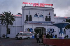 Xe cứu thương đỗ bên ngoài tòa nhà trụ sở của chính quyền địa phương ở Mogadishu, Somalia, sau vụ tấn công ngày 22/1/2023. (Ảnh: AFP/ TTXVN)