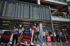 Khách du lịch tới sân bay Suvarnabhumi, Thái Lan. (Ảnh: AFP/TTXVN)