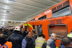 Lực lượng chức năng được triển khai tại hiện trường vụ va chạm tàu điện ngầm ở Mexico City, Mexico ngày 7/1/2023. (Ảnh: AFP/TTXVN)