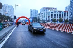 Phương tiện lưu thông trên đường Vành đai 2 sau lễ thông xe.(Ảnh: Tuấn Anh/TTXVN)