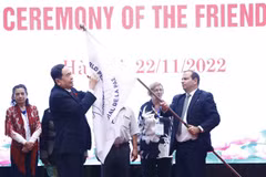 Phó Chủ tịch thường trực Quốc hội Trần Thanh Mẫn ký lên lá cờ của Hội đồng Hòa bình thế giới. (Ảnh: Minh Đức/TTXVN)