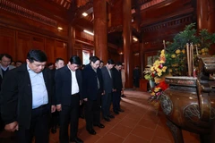 Thủ tướng Phạm Minh Chính cùng đoàn công tác tưởng niệm Chủ tịch Hồ Chí Minh tại khu di tích Kim Liên. (Ảnh: Dương Giang/TTXVN)