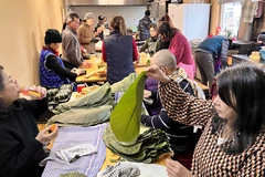 Hoạt động gói bánh chưng của người Việt tại Đức. (Ảnh: Mạnh Hùng-Phương Hoa-Thanh Tùng/Vietnam+)