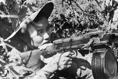 Nữ biệt động Nguyễn Thị Khanh tham gia trận đánh vào sân bay Tân Sơn Nhất, đêm 31/1 rạng ngày 1/2/1968. (Ảnh: Tư liệu TTXVN)