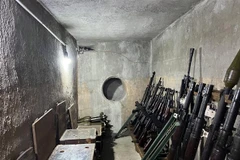 Số vũ khí được cất giấu tại căn hầm số 287/70 Nguyễn Đình Chiểu, Quận 3, Thành phố Hồ Chí Minh. (Ảnh: Hứa Chung/TTXVN)