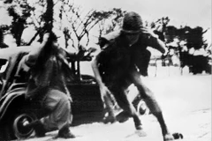 Lính Mỹ gác cửa tòa Đại sứ Mỹ ở Sài Gòn tháo chạy trước cuộc tấn công bất ngờ của biệt động Sài Gòn, đêm 30, rạng sáng 31/1/1968 (đêm mùng 1, rạng sáng mùng 2 Tết). (Ảnh: Tư liệu TTXGP)