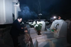 Thủ tướng Phạm Minh Chính thắp hương, hoa tại mộ 10 nữ anh hùng liệt sỹ thanh niên xung phong tại Ngã ba Đồng Lộc. (Ảnh: Dương Giang/TTXVN)