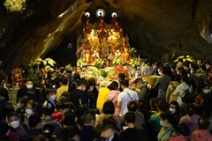 Du khách đi lễ cầu may tại động Hương Tích. (Ảnh: TTXVN phát)