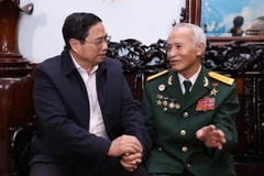Thủ tướng Phạm Minh Chính thăm anh hùng lực lượng vũ trang nhân dân Đặng Phi Thưởng (76 tuổi). (Ảnh: Dương Giang/TTXVN)