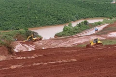 Kịp thời khắc phục sự cố vỡ đê hồ thải quặng của Bauxite Tân Rai