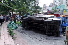 TP.HCM: Sập hố gas, xe tải lật ngang làm một phụ nữ tử vong