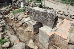 Nền móng các công trình tại Di tích Hải Vân Quan được phát lộ. (Ảnh: Trần Lê Lâm/TTXVN)