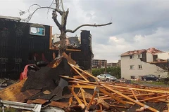 Nhiều ngôi nhà và xe ôtô bị hư hại sau trận lốc xoáy ở khu vực lân cận thủ đô Ottawa. (Nguồn: AFP/TTXVN)