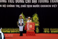 Đội tiêu binh thực hiện nghi lễ chuyển di ảnh và linh cữu Chủ tịch nước Trần Đại Quang ra xe tang. (Ảnh: TTXVN)