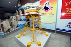 Mô hình Nhà giàn trên biển trưng bày tại triển lãm. (Ảnh: Phan Tuấn Anh/TTXVN)