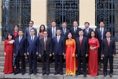 Đoàn đại biểu cấp cao Tòa án hai nước chụp ảnh lưu niệm. (Ảnh: Thành Chung/TTXVN)