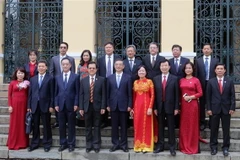 Đoàn đại biểu cấp cao Tòa án hai nước chụp ảnh lưu niệm. (Ảnh: Thành Chung/TTXVN)