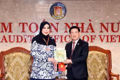 Tổng Kiểm toán Nhà nước Hồ Đức Phớc tặng quà lưu niệm cho Tổng Kiểm toán Nhà nước Malaysia, bà Madinah Binti Mohamad. (Ảnh: Trọng Đức/TTXVN)