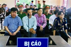 Tòng Thiên Mã (ngồi đầu từ bên trái qua) tại tòa chờ hội đồng xét xử tuyên án. (Ảnh: Thanh Sang/TTXVN)