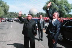 Nhà lãnh đạo Triều Tiên Kim Jong-un (trái) và Tổng thống Hàn Quốc Moon Jae-in (phải) vẫy chào người dân trong lễ đón tại thủ đô Bình Nhưỡng. (Nguồn: Yonhap/TTXVN)
