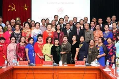 Trưởng Ban Dân vận Trung ương Trương Thị Mai tiếp Đoàn đại biểu cựu giáo viên Kiều bào tại Thái Lan về thăm quê hương. (Ảnh: Nguyễn Dân/TTXVN)