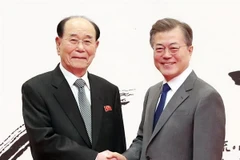 Chủ tịch Quốc hội Triều Tiên Kim Yong-nam (trái) và Tổng thống Hàn Quốc Moon Jae-in tại Nhà Xanh ngày 10/2. (Nguồn: Yonhap/TTXVN)