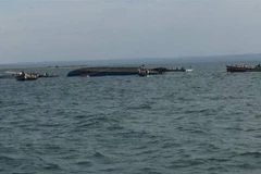 Lực lượng cứu hộ tìm kiếm nạn nhân tại hiện trường vụ lật phà trên hồ Victoria, Tanzania ngày 21/9. (Nguồn: BBC/TTXVN)