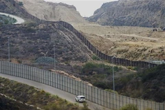 Bức tường biên giới với Mexico tại San Ysidro, California, Mỹ. (Nguồn: AFP/TTXVN)