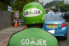 Lái xe của hãng Go-Jek chờ khách trên đường phố tại Jakarta, Indonesia. (Nguồn: AFP/TTXVN)