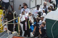 Tàu cứu hộ Aquarius chở người di cư cập cảng ở Senglea, Malta. (Nguồn: THX/TTXVN)