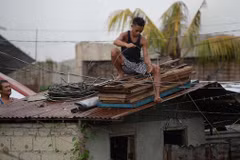 Người dân trên dảo Luzon chằng chống nhà cửa đón bão. (Nguồn: CNN)