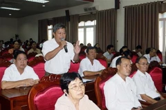 Cử tri phường 8, phường 9, thành phố Vĩnh Long nêu ý kiến trong một buổi tiếp xúc cử tri. (Ảnh: Phạm Minh Tuấn/TTXVN)