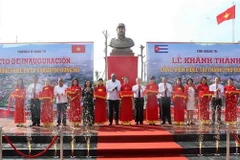 Các đại biểu cắt băng khánh thành Công viên Fidel Castro. (Ảnh: Thanh Tùng/TTXVN)