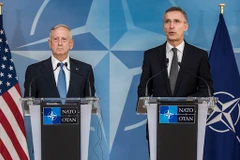Bộ trưởng Quốc phòng Mỹ James Mattis (trái) và Tổng thư ký NATO Jens Stoltenberg. (Nguồn: nato.int)