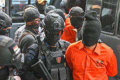 Trong ảnh: Cảnh sát bắt giữ các nghi can khủng bố tại Jakarta, Indonesia ngày 17/5/2019. (Nguồn: AFP/TTXVN)
