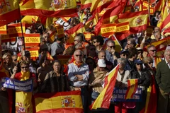 Hàng chục nghìn người tuần hành phản đối ly khai ở Catalonia 