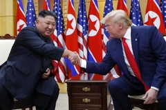 Trong ảnh (tư liệu): Tổng thống Mỹ Donald Trump (phải) và nhà lãnh đạo Triều Tiên Kim Jong-un (trái) trong cuộc gặp tại làng đình chiến Panmunjom, khu biên giới liên Triều ngày 30/6/2019. (Nguồn: THX/TTXVN)