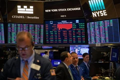 Trong ảnh: Giao dịch viên làm việc tại Sàn giao dịch chứng khoán New York, Mỹ ngày 3/9/2019. (Nguồn: THX/TTXVN)