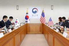 Trong ảnh: Trợ lý Ngoại trưởng Mỹ phụ trách khu vực Đông Á và Thái Bình Dương David Stilwell (phải) và Thứ trưởng Ngoại giao Hàn Quốc Yoon Soon-gu (trái) tại cuộc gặp ở Seoul ngày 17/7/2019. (Nguồn: Yonhap/TTXVN)