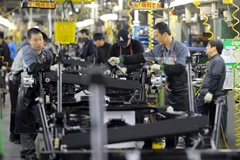 Công nhân làm việc tại một nhà máy sản xuất ô tô ở Pyeongtaek, Hàn Quốc. (Nguồn: AFP/TTXVN)