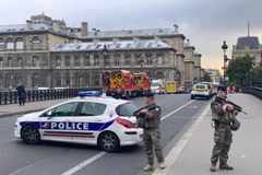 Bộ trưởng Nội vụ Pháp bị chất vấn về vụ tấn công cảnh sát ở Paris 