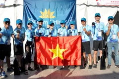 Đội đua thuyền rồng Golden Lotus bày tỏ quyết tâm trước giờ thi đấu. (Ảnhh: Bùi Tuấn/TTXVN)