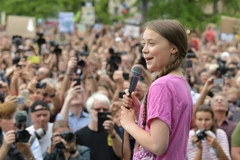 Nữ sinh người Thụy Điển Greta Thunberg phát biểu tại sự kiện "Những ngày Thứ Sáu vì tương lai" ở thủ đô Berlin, Đức, ngày 17/7. (Nguồn: AFP/TTXVN)