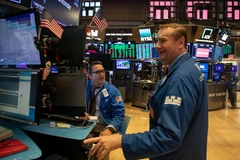 Các giao dịch viên tại Sàn giao dịch chứng khoán New York, Mỹ, ngày 11/10. (Nguồn: THX/TTXVN)