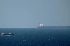 Tàu chở dầu tiến về Eo biển Hormuz ở ngoài khơi Khasab, Oman. (Nguồn: AFP/TTXVN)